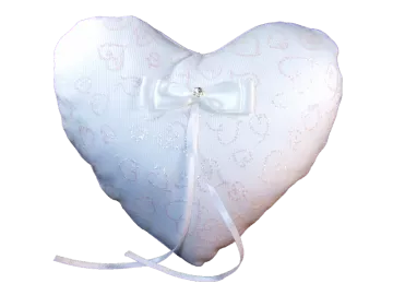 Model Heidelberg - Heart-shaped white ringcushion